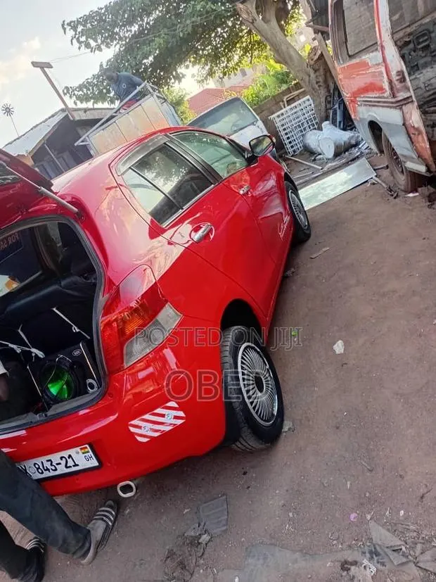 Toyota Vitz 2010 Red · Photo 1