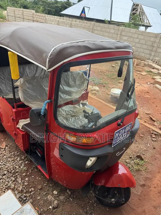 Bajaj RE 2016 Red · Photo 1