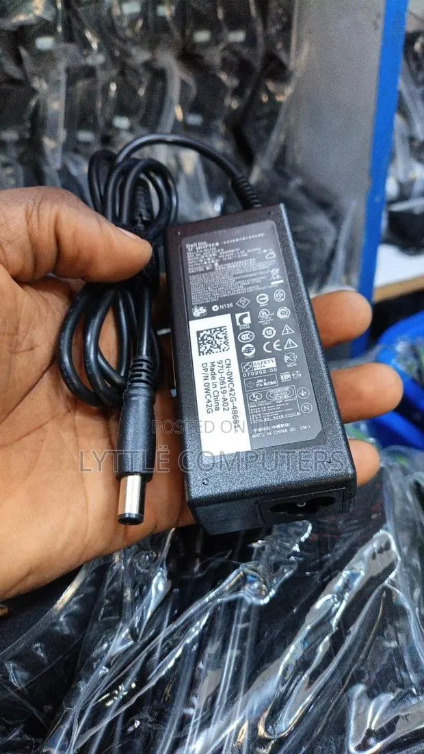 Dell Big Pin Charger · Photo 1