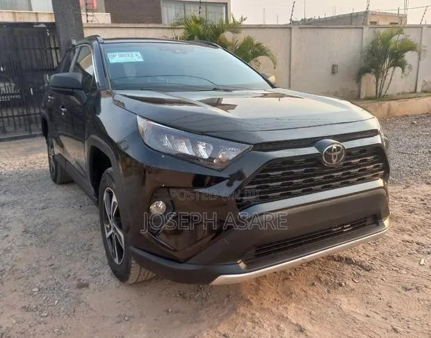 Toyota RAV4 LE 2022 Black · Photo 1