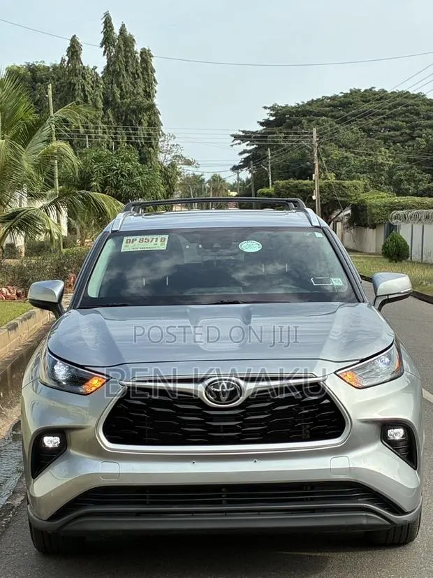 Toyota Highlander XLE AWD 2024 Gray · Photo 1