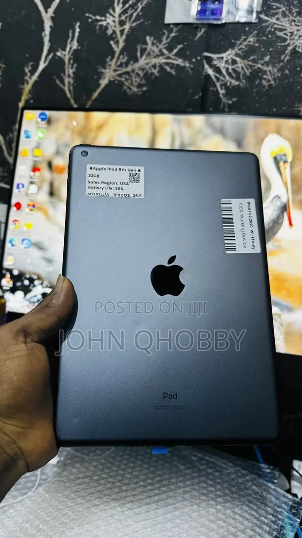 Apple iPad 10.2 (2020) Wi-Fi 32 GB Gray · Photo 1