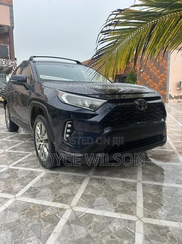 Toyota RAV4 XLE Premium 2022 Blue · Photo 1