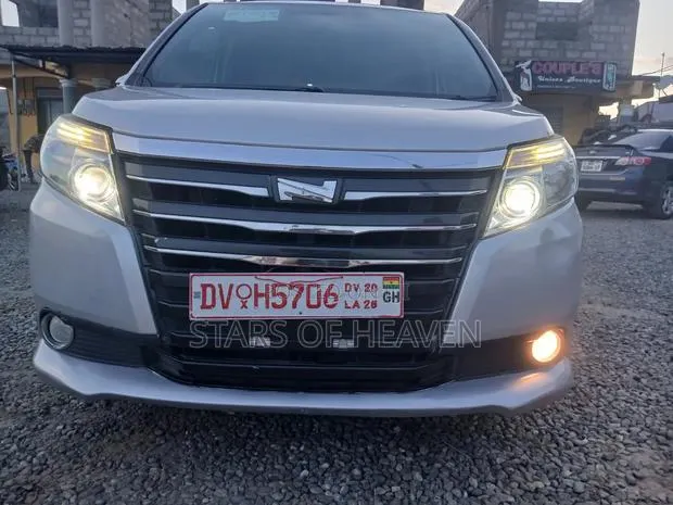 Toyota Noah 2016 Silver · Photo 1