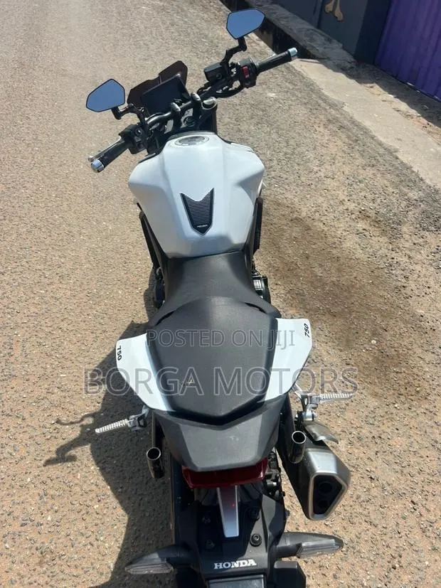 Honda Hornet 2025 White · Photo 1