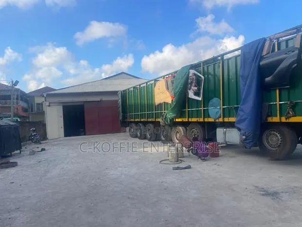 1,220 SQM Warehouse at Circle for Rent
