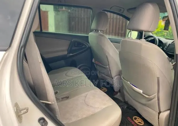 Toyota RAV4 2.5 2011 White · Photo 1
