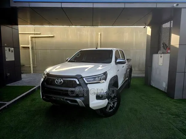 Toyota Hilux 2023 White · Photo 1