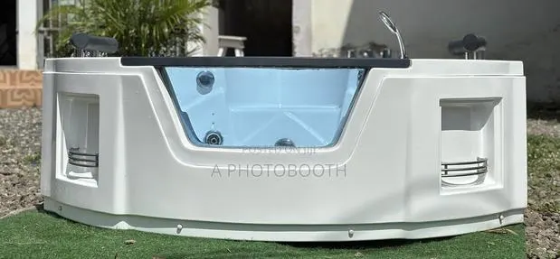 Corner Bathtub - Double Jacuzzi - Jacuzzi Bath · Photo 1