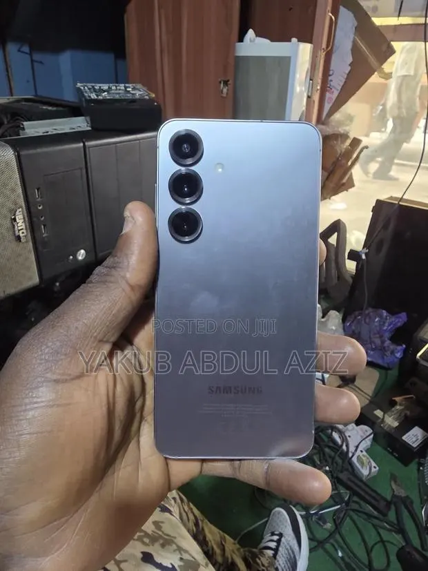 Samsung Galaxy S25 128 GB Silver · Photo 1