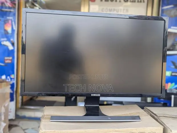 Samsung Resolution 28 Inches Monitor · Photo 1