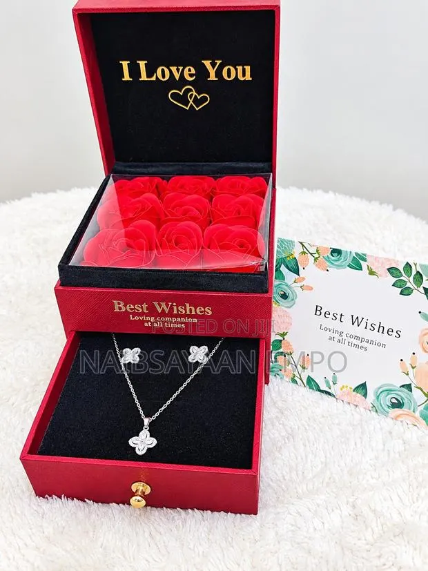 Light Luxury Jewelry in Box of Love and Roses · Photo 1