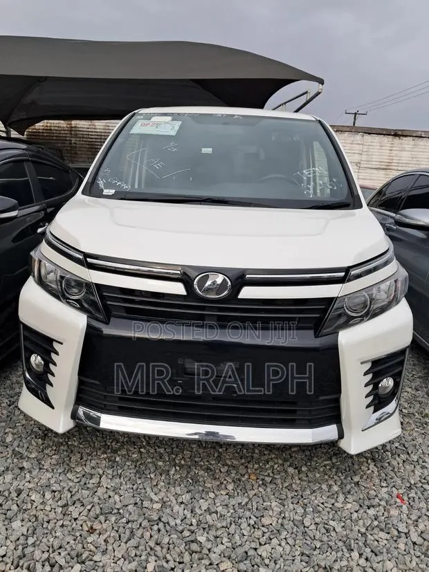 Toyota Voxy 2015 White · Photo 1