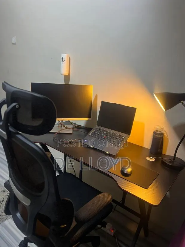 120 Cmtable and Office Chair · Photo 1