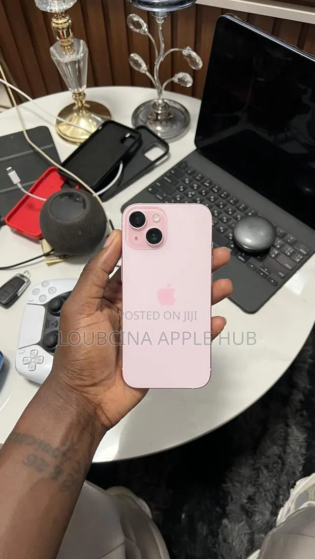 New Apple iPhone 15 128 GB Pink · Photo 1