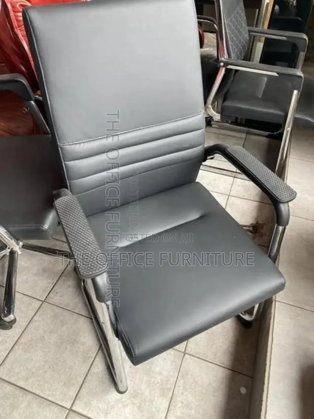 Leather Visitors Chair · Photo 1