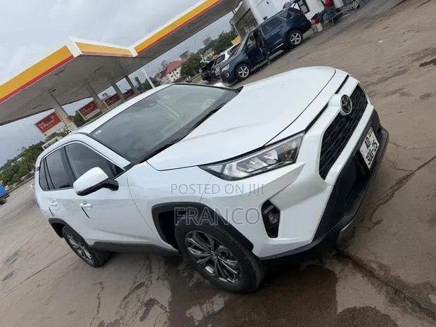 Toyota RAV4 XLE AWD 2024 White · Photo 1