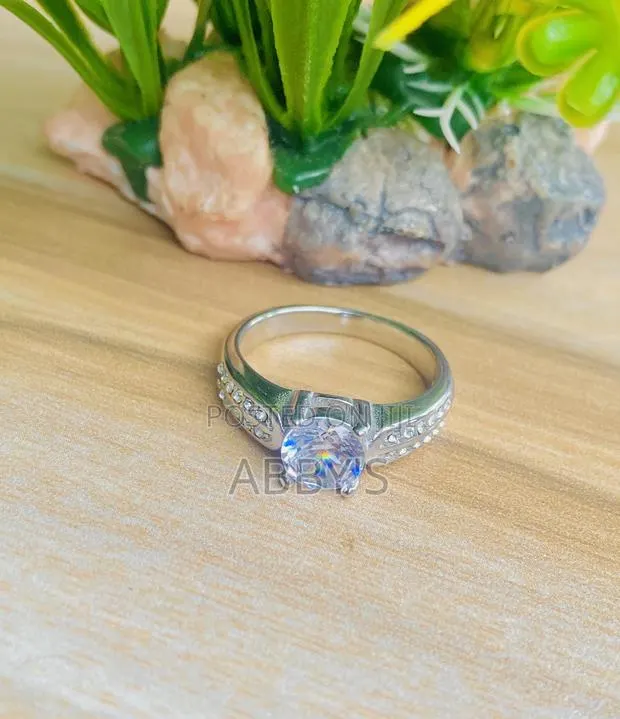 Gorgeous Women's Promise/Engagement Ring · Photo 1