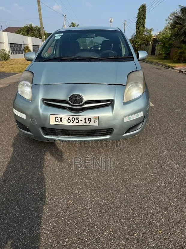 Toyota Vitz 2010 Gray · Photo 1
