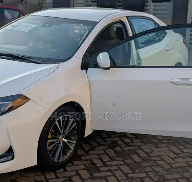 Toyota Corolla 2017 White · Photo 1