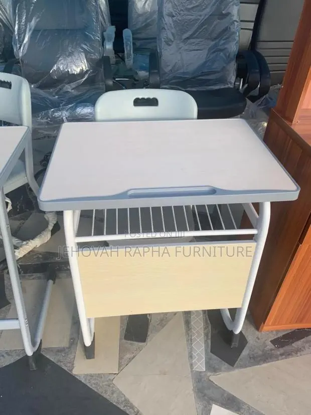Medium Size Table and Chair · Photo 1