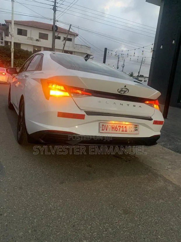 Hyundai Elantra Limited 2022 White · Photo 1