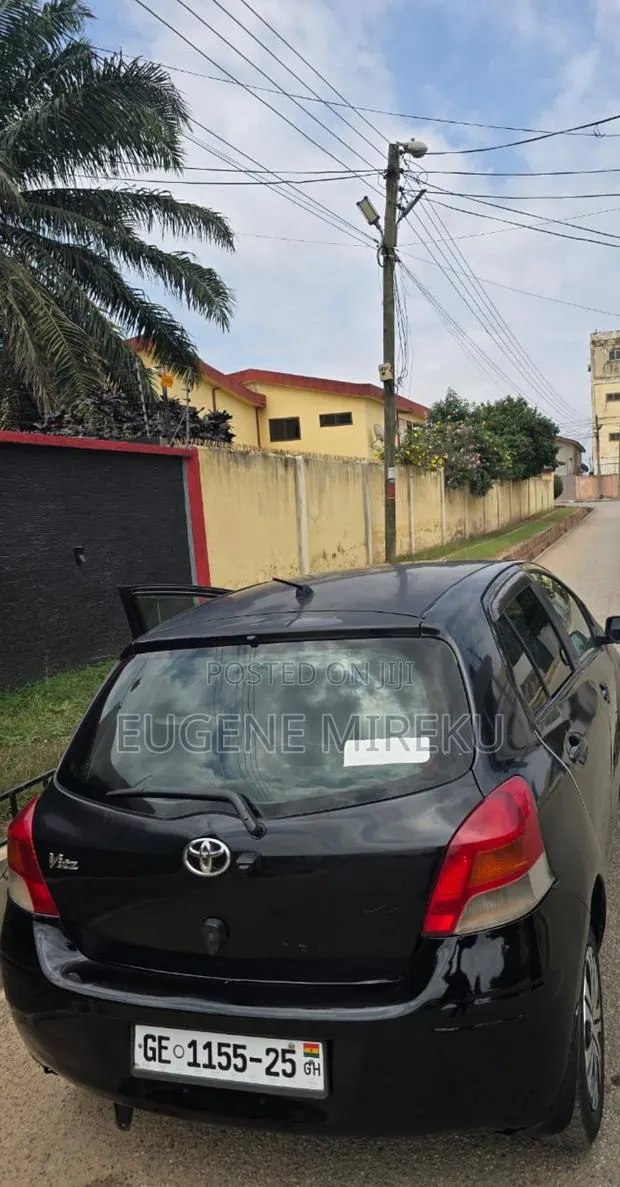 Toyota Vitz 2010 Black · Photo 3