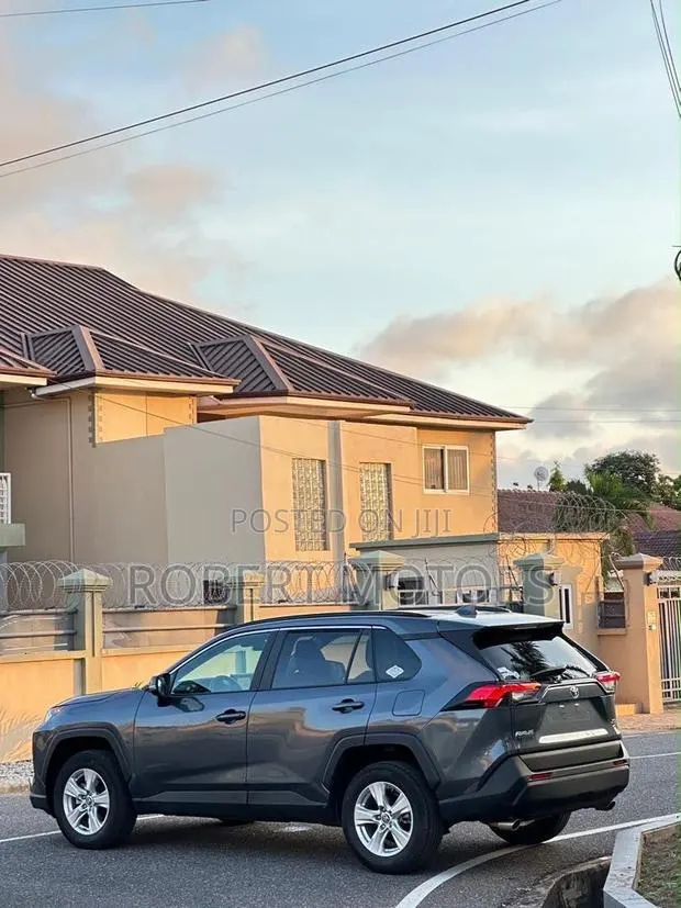 Toyota RAV4 XLE 2021 Gray · Photo 1