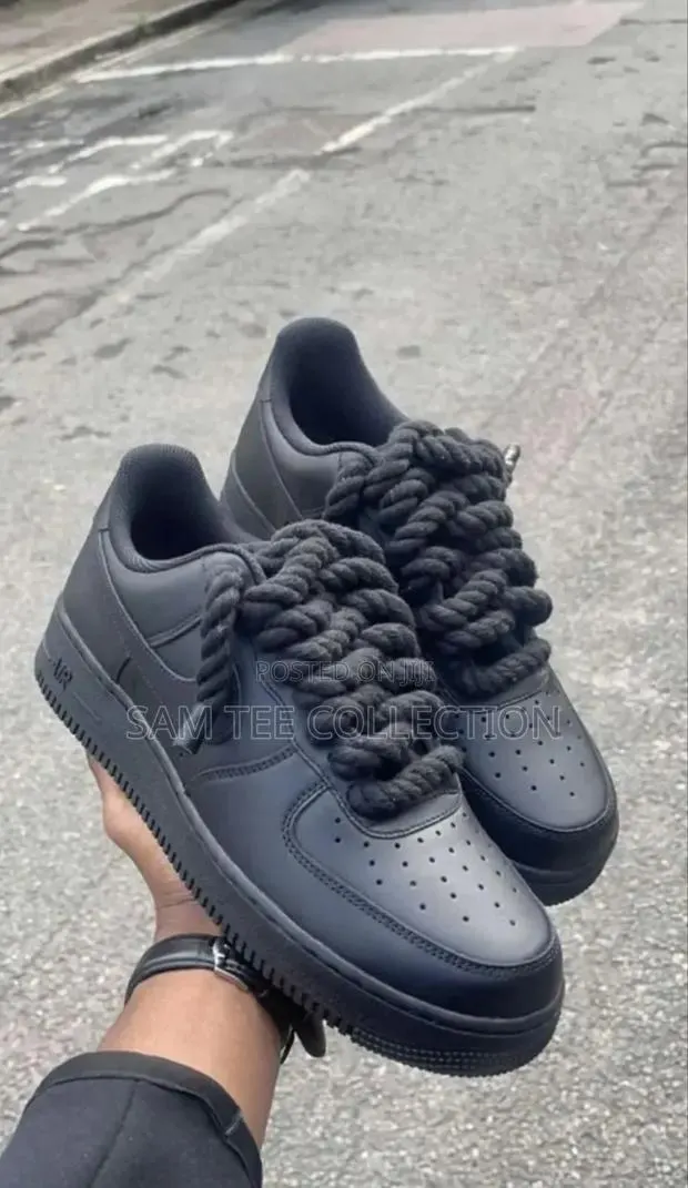 Big Lace Air Force 1, Premium All Black and All White. · Photo 1