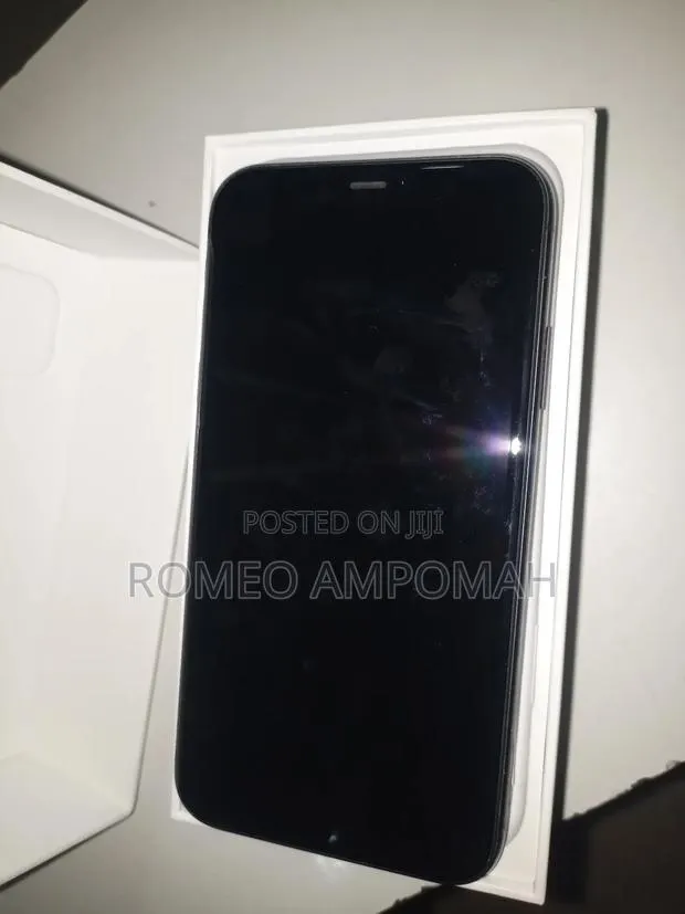 Apple iPhone 11 64 GB Black · Photo 1