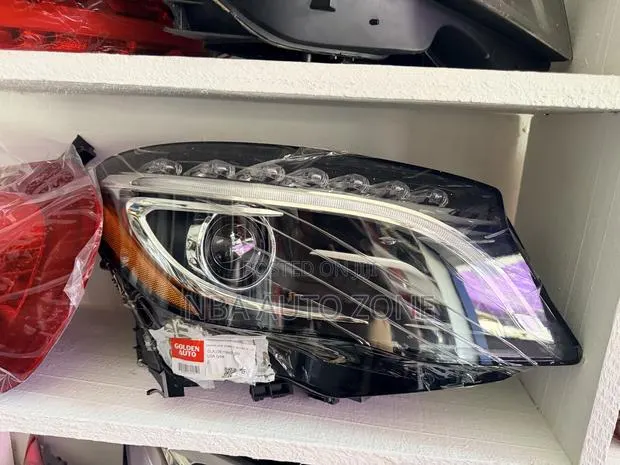 Mercedes Benz GLA- Class (X156/W156) Head Light Pair With Charge · Photo 1