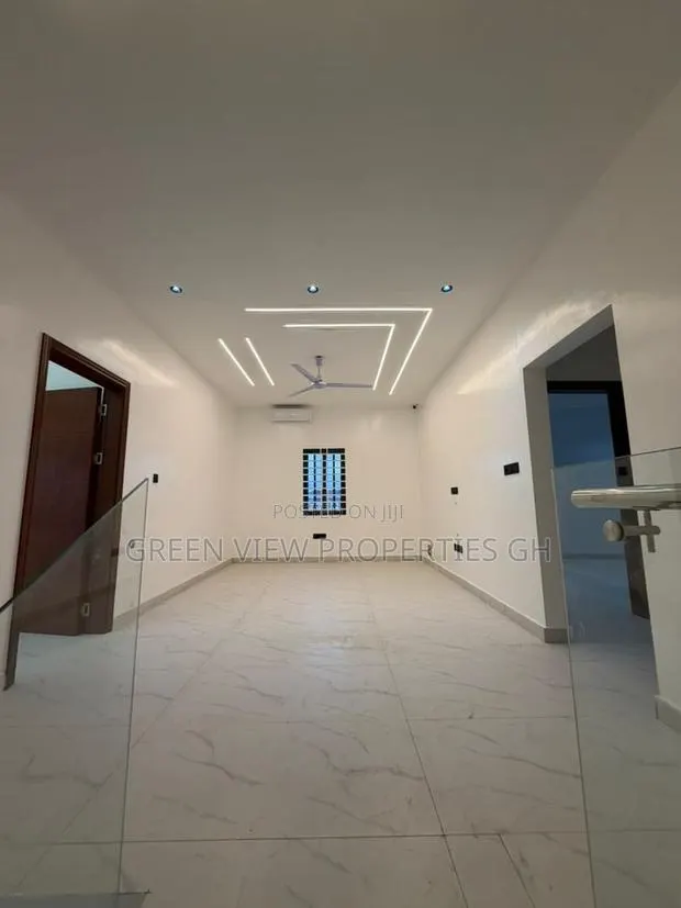 5bdrm Duplex in Dansoman for sale · Photo 1
