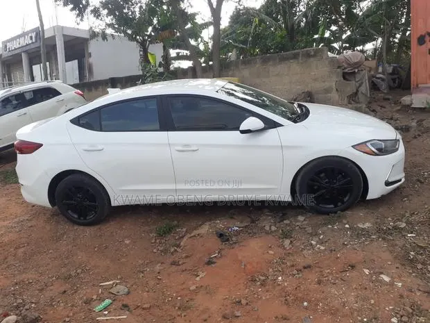 Hyundai Elantra 2018 White · Photo 1