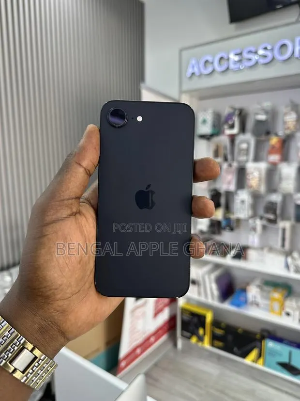 Apple iPhone 16e 128 GB Black · Photo 1