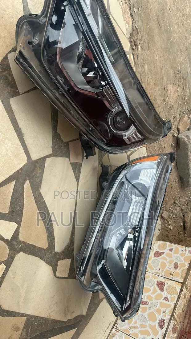 2017,2018,2019,2020,2021 Honda CR-V Headlights · Photo 1