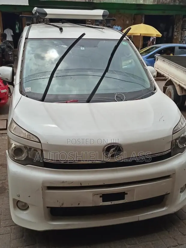 Toyota Voxy Windscreen · Photo 1