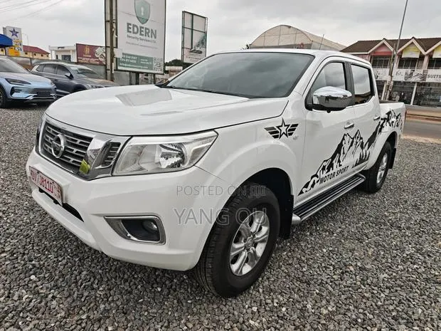 Nissan Navara 2019 White · Photo 1