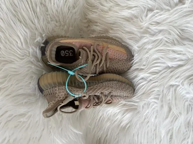 Adidas Yeezy · Photo 3