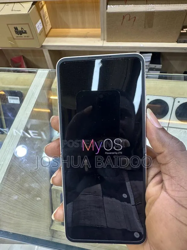 ZTE Nubia Flip 128 GB Gold · Photo 1