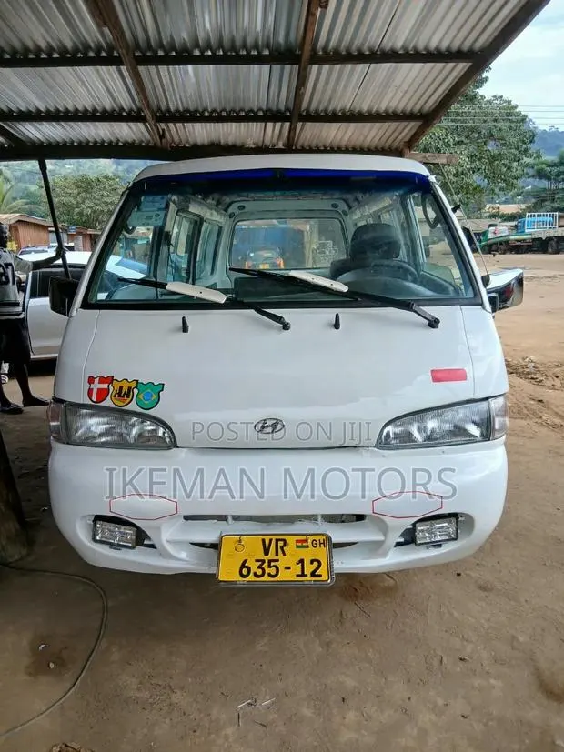 Hyundai H-100 2001 White · Photo 1