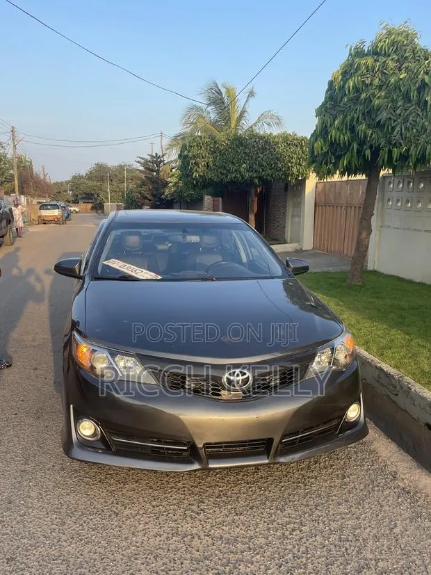 Toyota Camry SE 4dr Sedan (2.5L 4cyl 6A) 2014 Gray · Photo 1