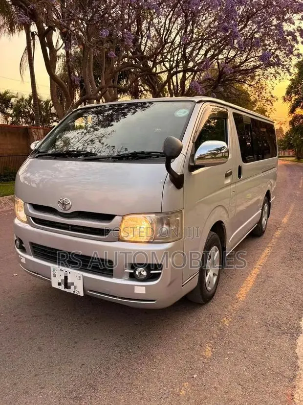 Toyota HiAce 2009 Silver · Photo 1