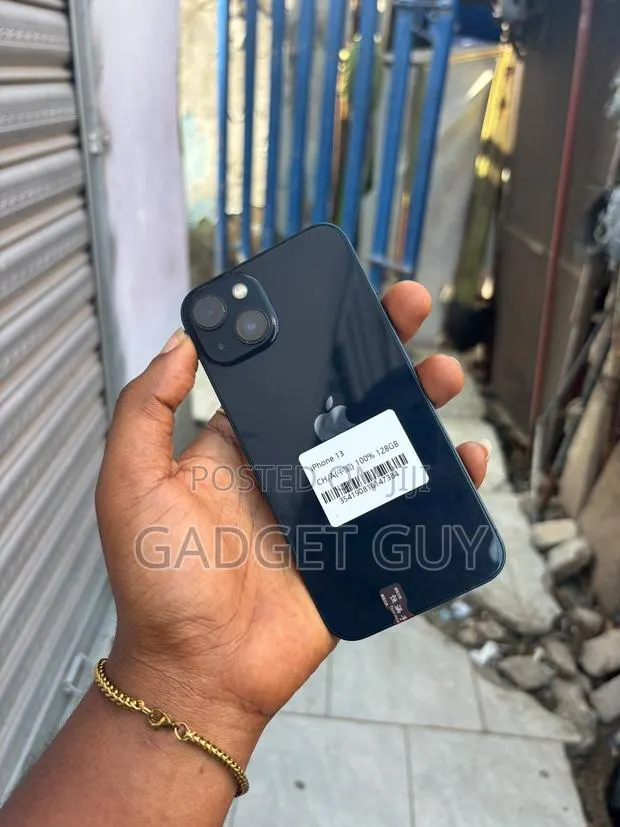 New Apple iPhone 13 128 GB Black · Photo 1