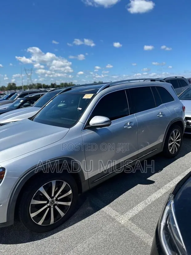 Mercedes-Benz GLB-Class GLB 250 4MATIC 2021 Silver · Photo 2