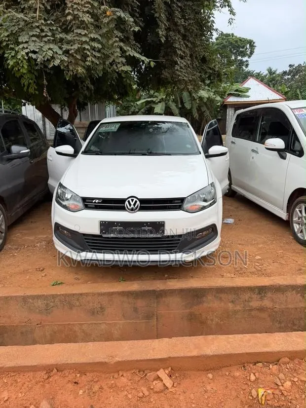Volkswagen Polo 2014 White · Photo 1