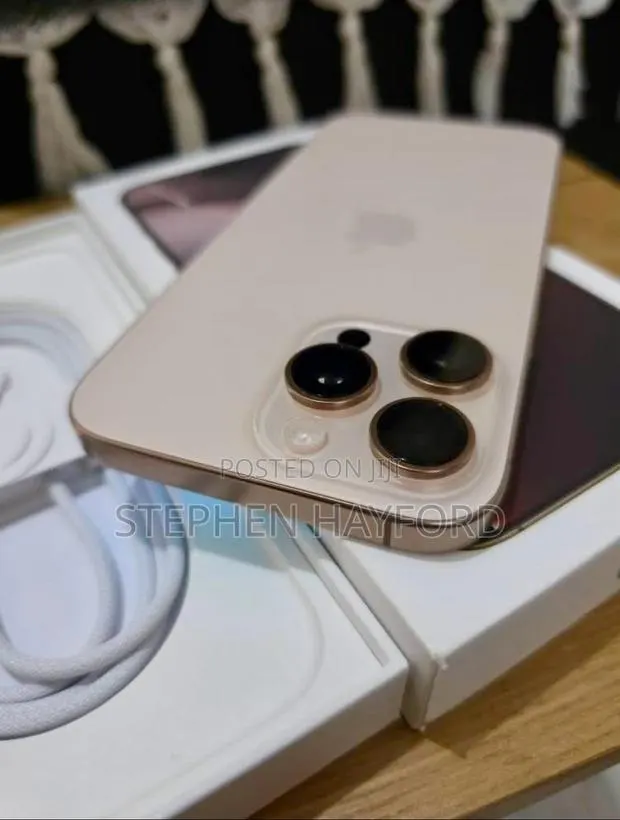 Apple iPhone 16 Pro Max 256 GB Gold · Photo 1