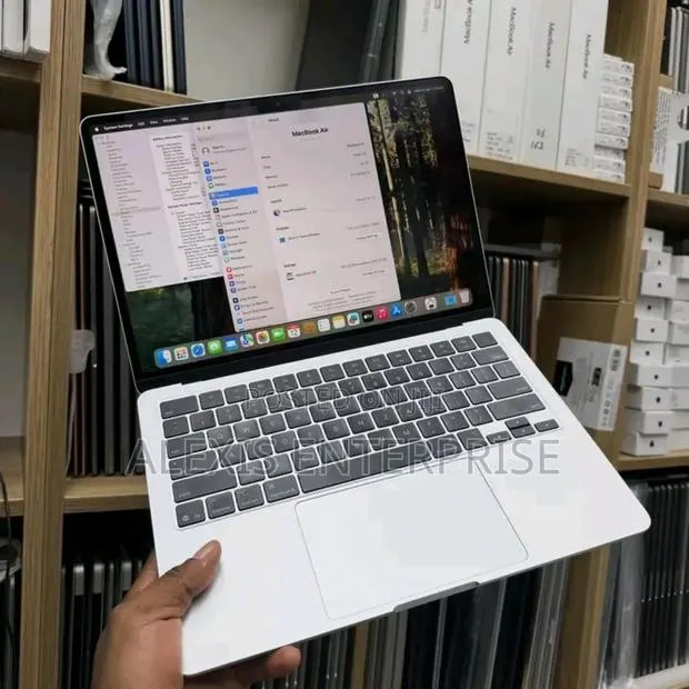 New Laptop Apple MacBook Air 2025 M4 13-inch 16GB Apple M4 SSD 512GB · Photo 1