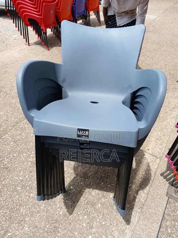 Durable Plastic Chair With Metal Legs · Photo 1
