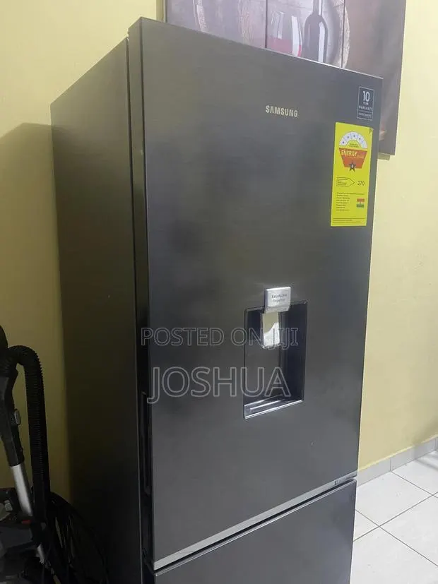 Samsung Fridge New With Easy Access Dispenser · Photo 1