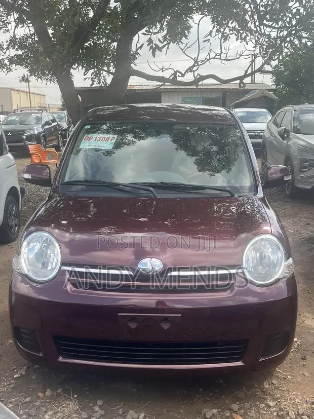 Toyota Sienta 2011 Burgundy · Photo 1